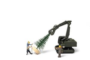 personnes miniatures, travailleur préparant l'arbre de Noël sur fond blanc