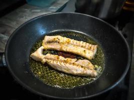 poisson frit dans une casserole, vue de dessus, vitamines oméga 3 photo