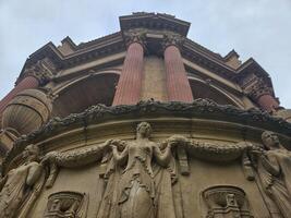 femelle sculptures et statues dans le architecture de palais de bien les arts dans san francisco Californie photo