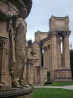 femelle sculptures et statues dans le architecture de palais de bien les arts dans san francisco Californie photo