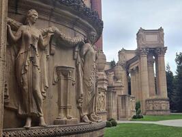 femelle sculptures et statues dans le architecture de palais de bien les arts dans san francisco Californie photo