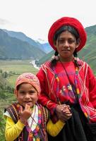 pisac, pérou, 2 mars 2006 - enfants non identifiés au mirador taray près de pisac au pérou. mirador taray est une vue panoramique le long de l'autoroute surplombant la vallée sacrée des incas. photo