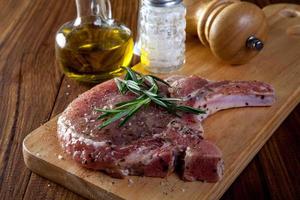 steak de porc cru sur table en bois photo