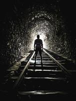 silhouette homme debout fin train tunnel photo