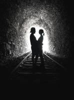 silhouette couple amoureux fin tunnel