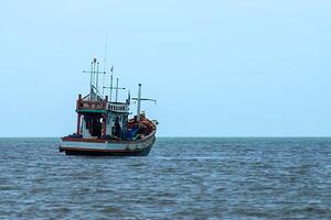 pêche bateaux laisser pour pêche dans le mer. photo