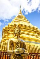 d'or Bouddha et pagode et bleu ciel arrière-plan, est-ce que je suthep chiang mai, thaïlande photo