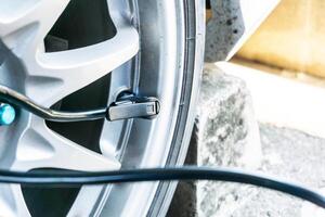 roue centre et air la fourniture câble pour pneu inflation de voiture entretien concept photo