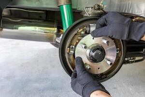 Close up hand un homme changer de roulement de roue dans le concept d'entretien de voiture photo