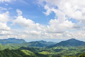 la nature vue de bleu ciel et Montagne de Thaïlande dans phetchabun photo