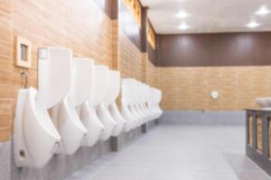 brouiller concept photo de toilette urinoir de une homme doublé dans pièce avec lumière dans nuit temps