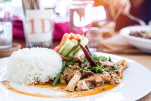 proche en haut laab porc et cuit riz sur le table dans restaurant nourriture concept nord-est nourriture dans Thaïlande photo