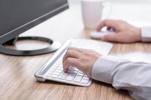 main une homme pousser relier bouton option de ordinateur bureau clavier pour sélectionner dispositif et dactylographie pour travail sur le table photo