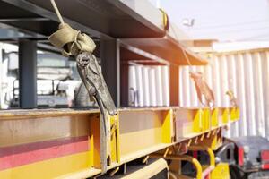 rochet sangle pour fixation des produits à prévenir chute sur le un camion avec transport travail photo