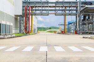 proche usine sol et traverser façon sur le route pour sécurité concept dans usine et industriel travail photo