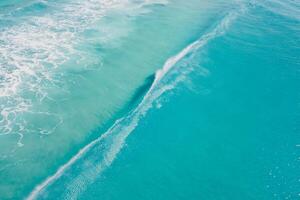 clair océan et surfant vague. surfant rêver dans tropiques. aérien vue photo