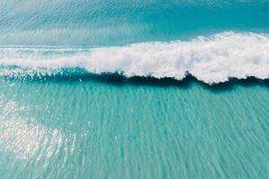 bleu océan et surfant vague. surfant vagues dans tropiques. aérien vue photo