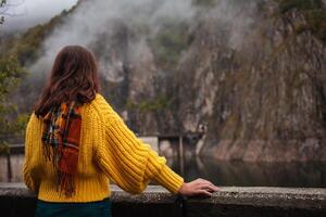 femme regards à montagnes, magnifique paysage, nuageux pluvieux temps, mauvais. solitude, voyage, Humain et la nature. seul avec moi-même. brouillard. photo