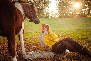 magnifique portrait, femme et poney, Pointé cheval, dans l'automne forêt, agréable couleurs, Contexte. concept de aimer, tendresse, amitié. mensonge. photo