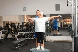 un personnes âgées retraité pièces des sports dans le Gym photo