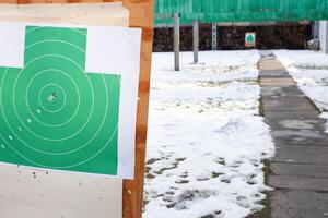 papier cible dans le se précipiter, suspendu. hiver, armes à feu, fusillade photo