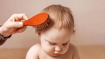 peu mignonne fille vente portrait. coiffeur peigne. photo