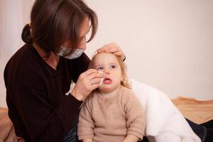 papa dans une masque lingettes le sien fille nez. le enfant morve, vide espace pour texte. rhumes, grippe, Accueil quarantaine, malade photo