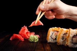 Japon Sushi Rouleaux isolé sur noir Contexte photo