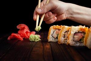 Japon Sushi Rouleaux isolé sur noir Contexte photo