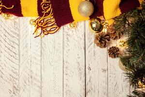 blanc en bois Noël Contexte. vide espace pour texte. content Nouveau an. Noël des balles, guirlande, brun-rouge foulard. photo
