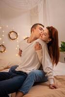 une Jeune couple dans l'amour dans une photo studio. Noël paysage, gars et fille l'amour chaque autre. posant pour des modèles dans le studio sur Nouveau années veille adolescents