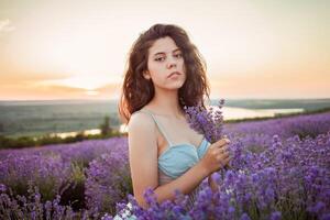 une magnifique Jeune fille contre le le coucher du soleil et une magnifique ciel photo