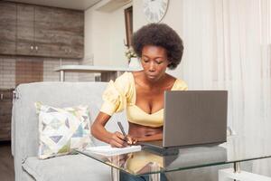 portrait de africain américain noir femme, pigiste, travail de maison. photo