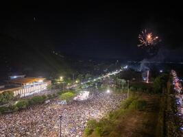 fête. horizon avec feux d'artifice lumière en haut ciel dans ba tanière montagne, tay neuf ville, vietnam. magnifique nuit vue paysage urbain. vacances, célébrer Nouveau année et tet vacances photo