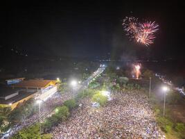 fête. horizon avec feux d'artifice lumière en haut ciel dans ba tanière montagne, tay neuf ville, vietnam. magnifique nuit vue paysage urbain. vacances, célébrer Nouveau année et tet vacances photo