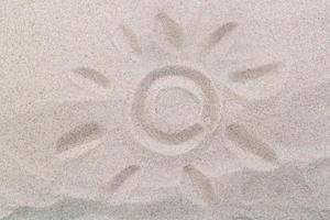 dessin du soleil sur la vue de dessus de sable photo