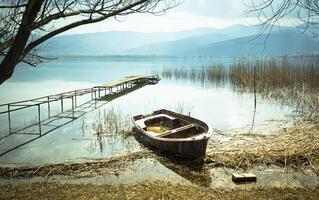 vieux bateau sur Lac photo