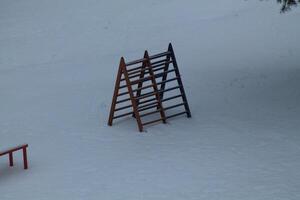 enfants terrain de jeux sur neigeux sol photo