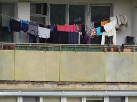 le linge lavé est séché sur le balcon de la maison photo