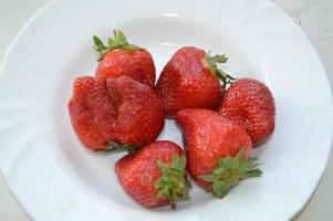 fraises de printemps de grande taille sur une assiette photo