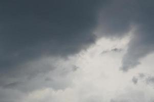 la texture des nuages dans le ciel avant un orage photo
