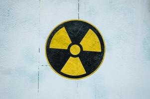 symbole jaune de radioactivité dans la zone d'exclusion de Tchernobyl en ukraine photo