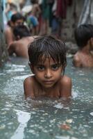 ai généré pauvres Indien les enfants baigner dans le eaux usées l'eau drainer dans le village photo