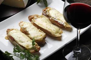 La bruschetta est un antipasti italien à base de pain grillé à l'huile d'olive. photo