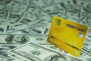 Close up carte de crédit isolée à la pile de billets d'argent 100 USD fond photo