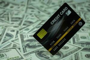 Close up carte de crédit isolée à la pile de billets d'argent 100 USD fond photo