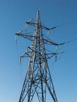 tour à haute tension avec fond de ciel bleu. photo