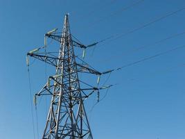 tour à haute tension avec fond de ciel bleu. photo