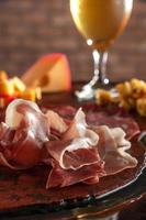 assiette froide avec de la bière pression sur une planche à découper en bois photo