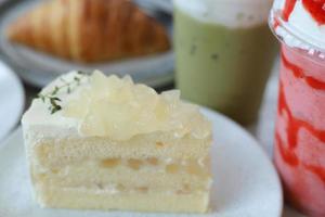 gâteau à la noix de coco avec de la gelée de noix de coco sur le dessus photo